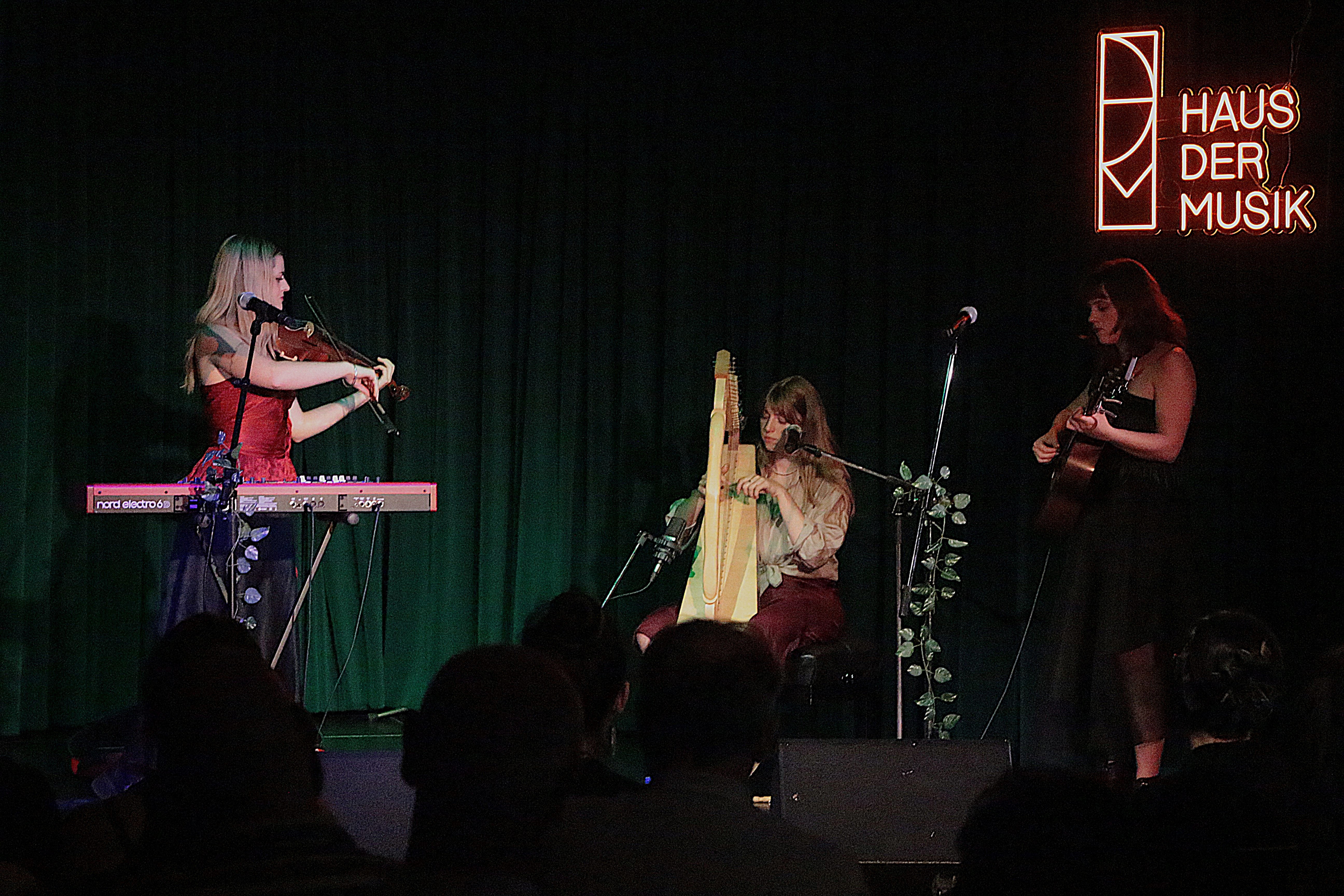 Charm of Finches & Agnes Verano (c) Klaus Totzler