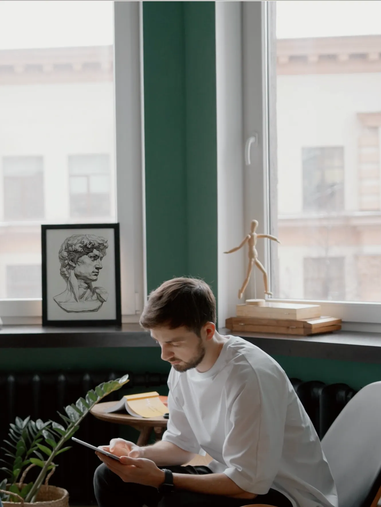 Junger Mann am iPad. Nutzt die LIVARTO-App um das realistische Zeichnen zu lernen.