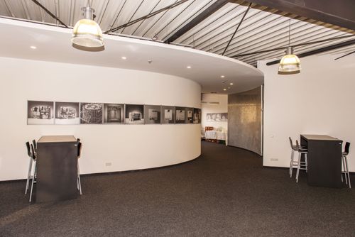 Fertiggestellter Bürobereich in Aalen mit abgerundeten Wänden, Stucco Veneziano Veredelung und moderner Beleuchtung.