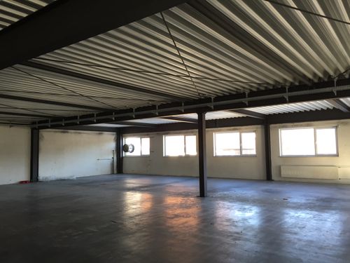 Leere renovierungsbedürftige Industriehalle Telenot Aalen mit Stahlträgern und großen Fenstern