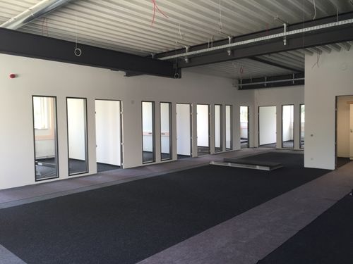 Sanierung moderner Büroflächen in Aalen mit neuer Stahlträgerkonstruktion und Raumaufteilung.