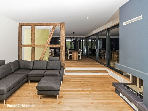 Modernes Wohnhaus mit offener Raumgestaltung, Fachwerkakzenten und gemütlicher Sitzecke in der Nähe von Ellwangen