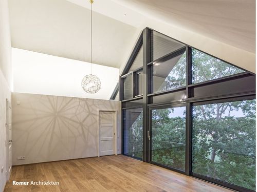 Modernes Wohnhaus mit großzügigen Glasfronten, hoher Decke und eleganter Designerbeleuchtung in der Nähe von Ellwangen