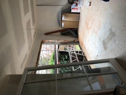 Innenraum eines Fachwerkhauses in Dinkelsbühl während der Renovierung, mit freigelegtem Fensterrahmen und Vorbereitungen für den Innenausbau.