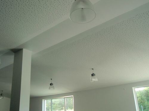 Schräge Wand im EllVida Ellwangen, Stützbalken und Akustikplatten für optimale Raumakustik