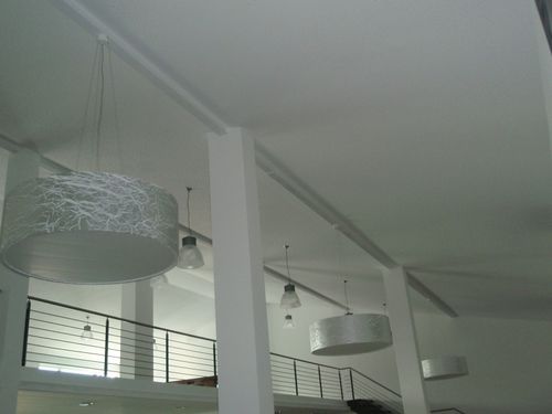 Schräge Wand im EllVida Ellwangen. Mit Akustikplatten für optimale Raumakustik