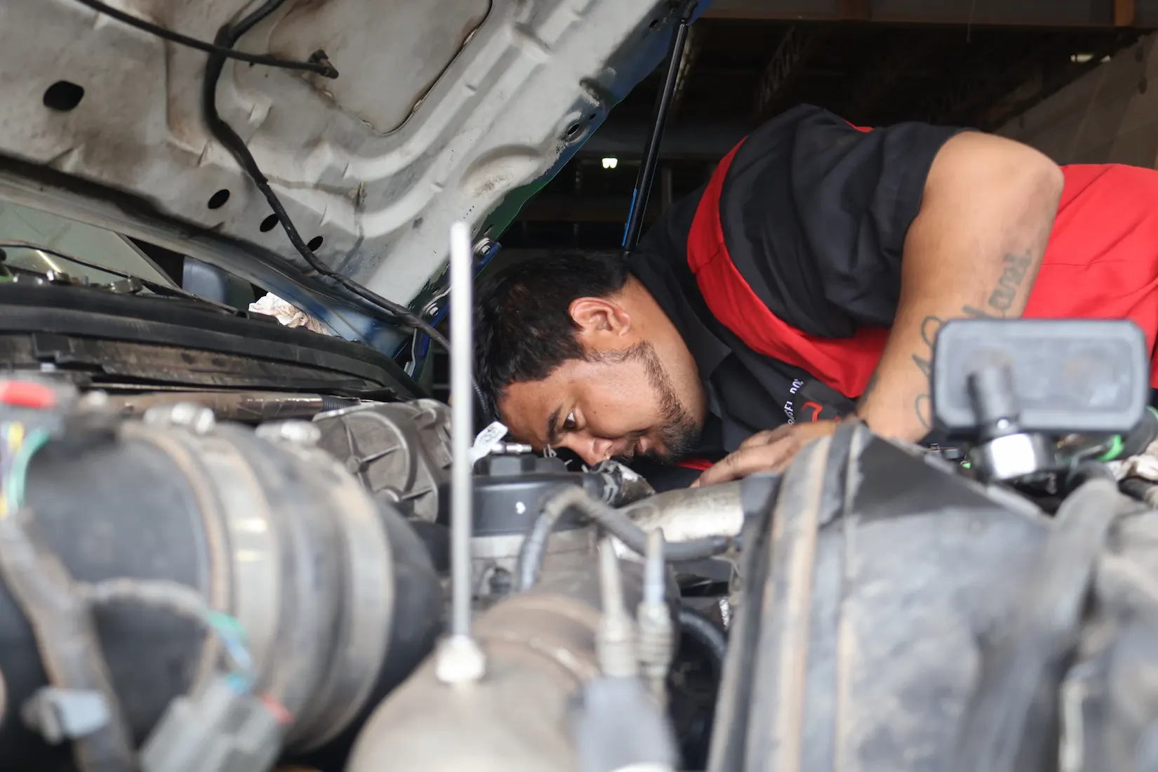Diesel mechanic performing truck repair services in Honolulu, HI