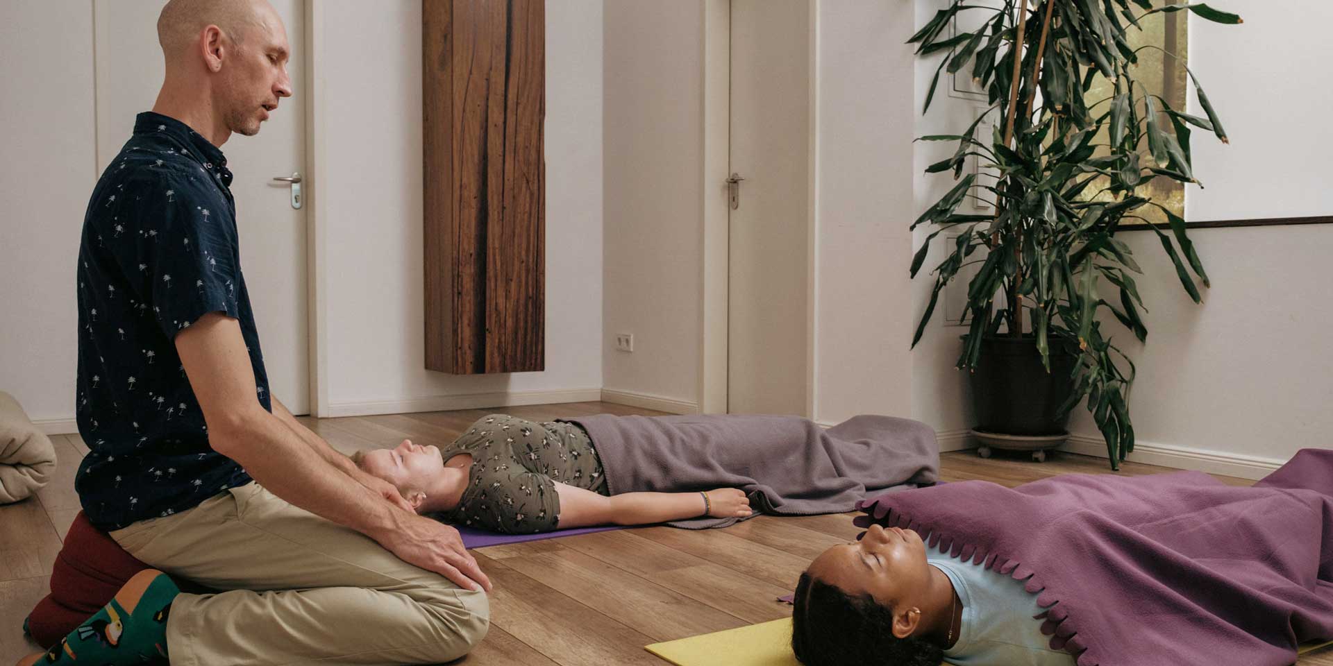 Miguel praktiziert Hypnose + Breathwork mit zwei Teilnehmerinnen