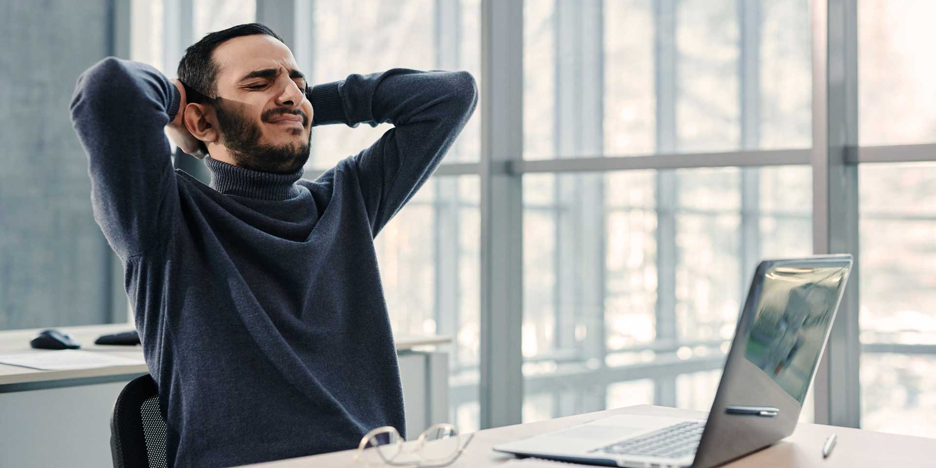 Mann leidet unter stressbedingten Haltungsschmerzen
