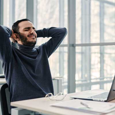 Mann leidet unter stressbedingten Haltungsschmerzen