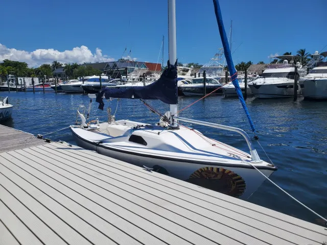 A Freedom Independence 20 sailboat tied up at a floating dock