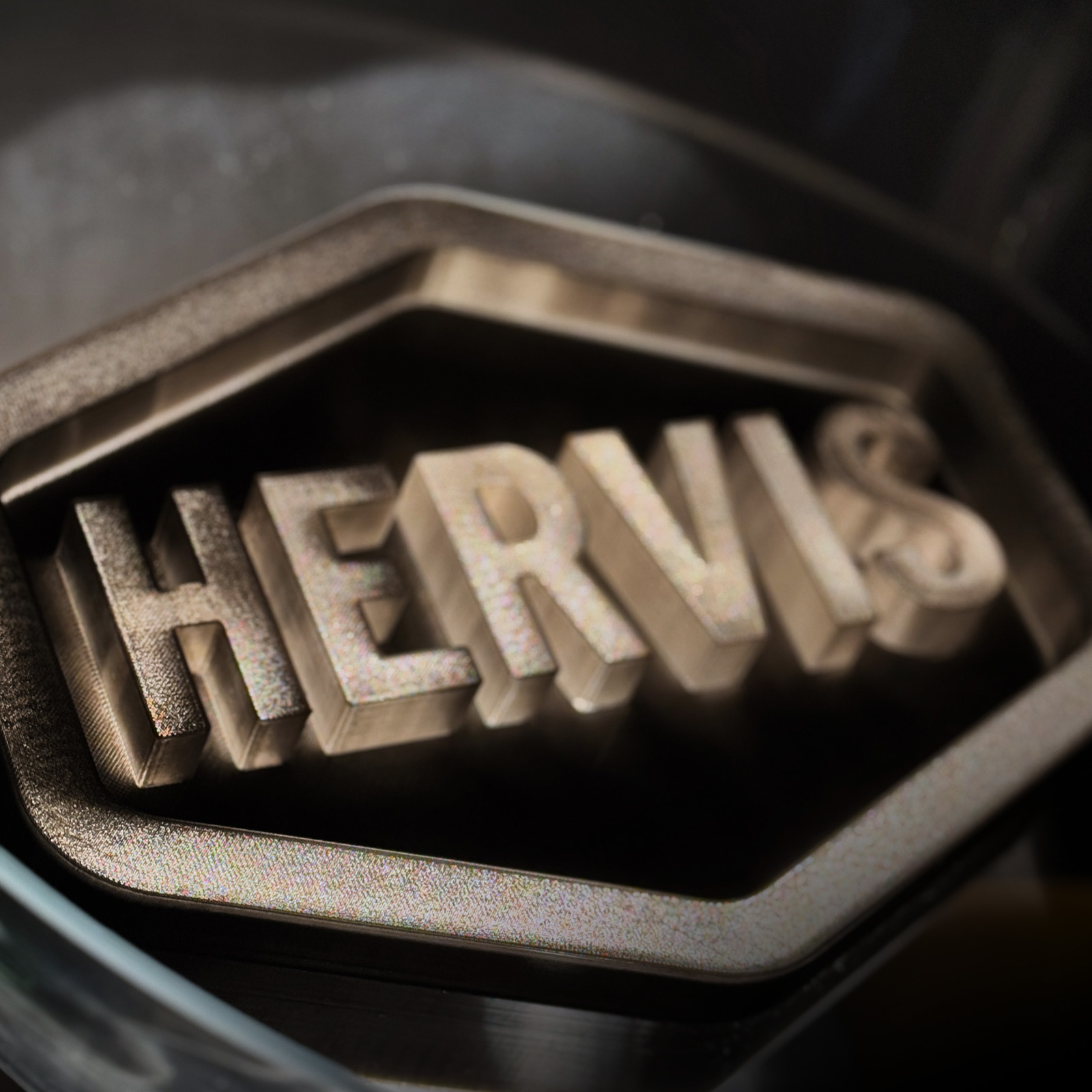 Logo van Hervis uitgevoerd in LED