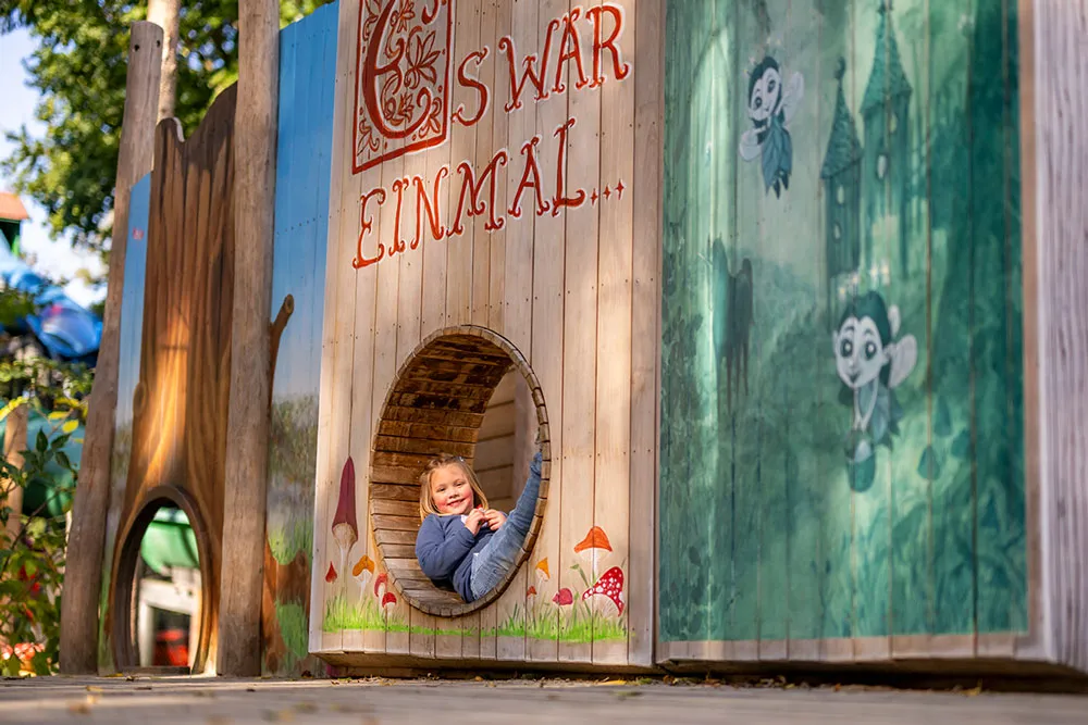 Ein Mädchen entspannt im Feenwald