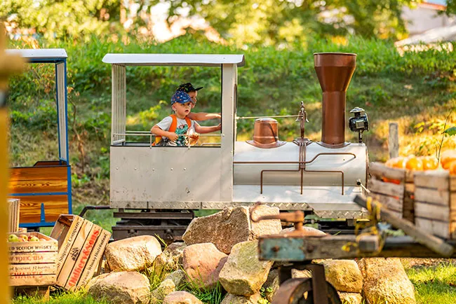 Kinder sitzen in der Torfbahn
