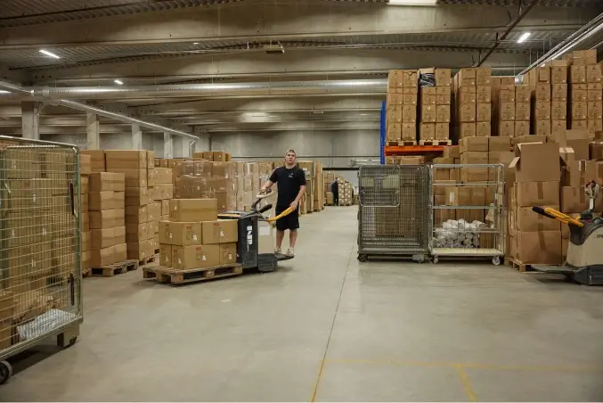 Mand på hurtigløber på et lager