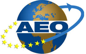 AEO-logo med en blå og gylden globus og en buet pil omgivet af gule stjerner.