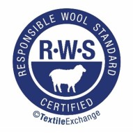 Responsible Wool Standard certificeringsmærke med en hvid får på blå baggrund.