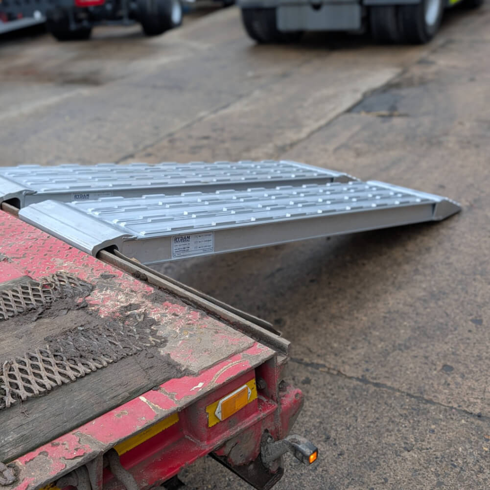 Heavy duty aluminum loading ramps for flatbed trucks