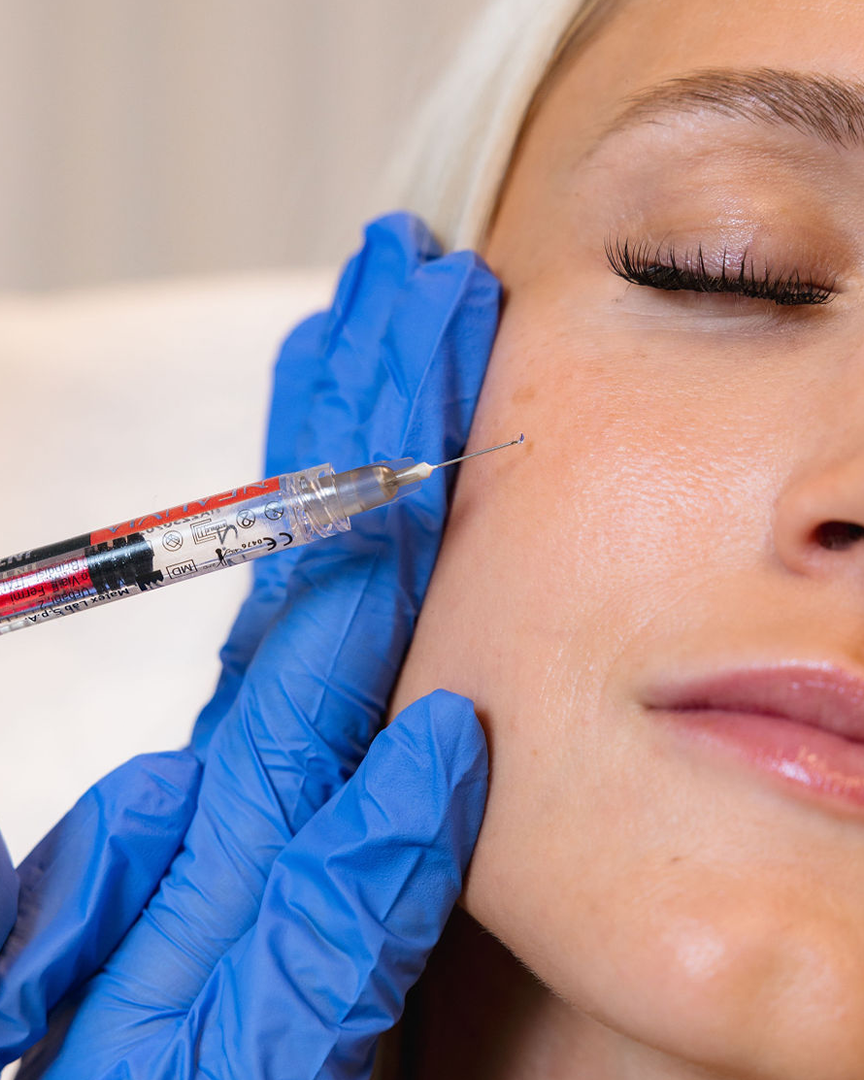 Fagleg hjúkrunarfræðingur hjá Húðfegrun framkvæmir Hyaluronic Acid Booster á húð sem fær samstundis aukinn ljóma og þéttleika. Vel þekkt húðlækningastofa í Reykjavík með nýjustu meðferðartækni. Bókaðu tíma í dag.
