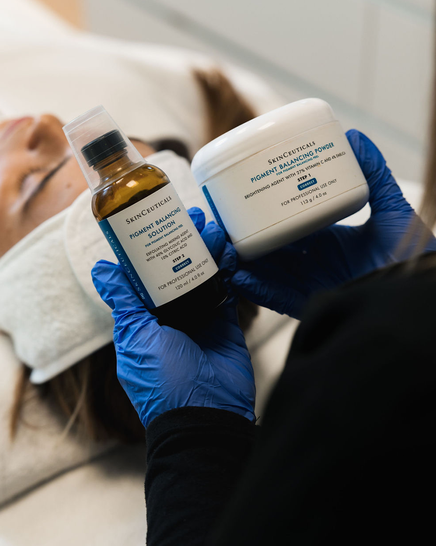Hjúkrunarfræðingur hjá Húðfegrun undirbýr ávaxtasýrumeðferð með klínískum vörum frá SkinCeuticals. Húðfegrun notar eingöngu fagleg efni og nýjustu tækni í húðmeðferðum. Bókaðu meðferð í Reykjavík.