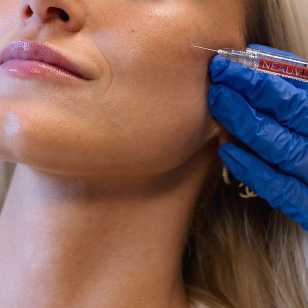 Kona fær Hyaluronic Booster meðferð hjá Húðfegrun – fullkomið viðbót við húðþéttingu til að auka raka, styrk og þéttleika húðar. Framkvæmd af faglærðum hjúkrunarfræðingum í klínísku umhverfi. Bókaðu tíma í dag.