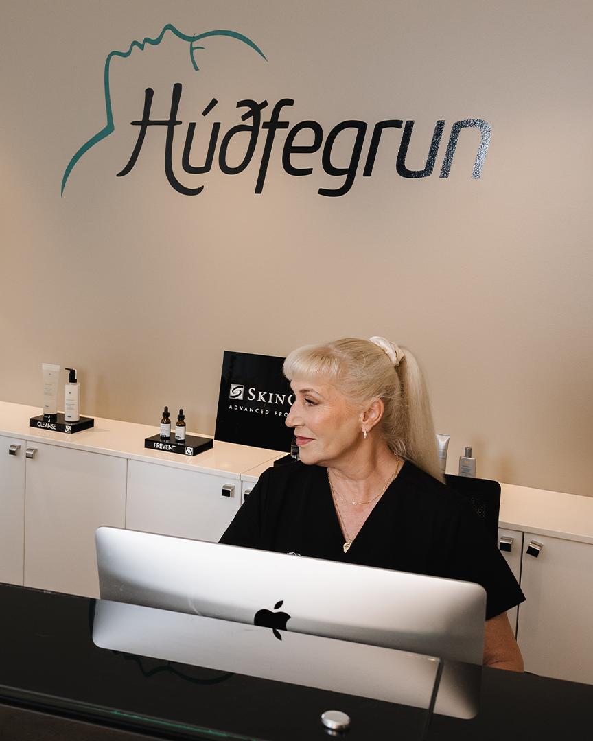 Diana hjá Húðfegrun tekur á móti viðskiptavinum í hlýlegri og nútímalegri móttöku. Faglegt teymi hjúkrunarfræðinga býður upp á nýjustu húðmeðferðir á Íslandi. Bókaðu tíma og njóttu þjónustu í klínísku umhverfi.