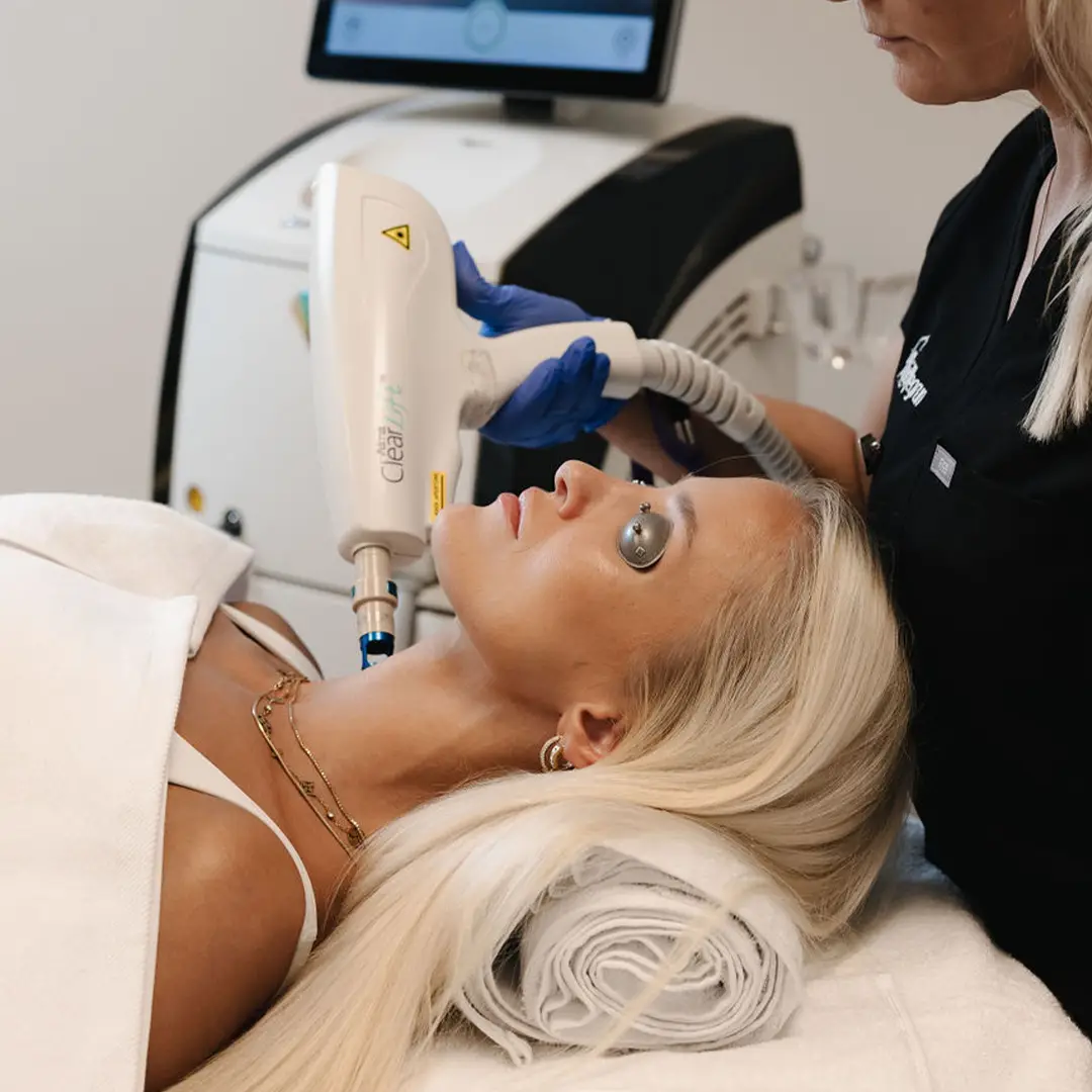 Fagleg hjúkrunarfræðingur hjá Húðfegrun framkvæmir Laserlyftingu á andliti og hálsi í rólegu og öruggu klínísku umhverfi. Húðfegrun er leiðandi húðklíníkin í Reykjavík með nýjustu lasermeðferðartækni. Bókaðu tíma í dag.