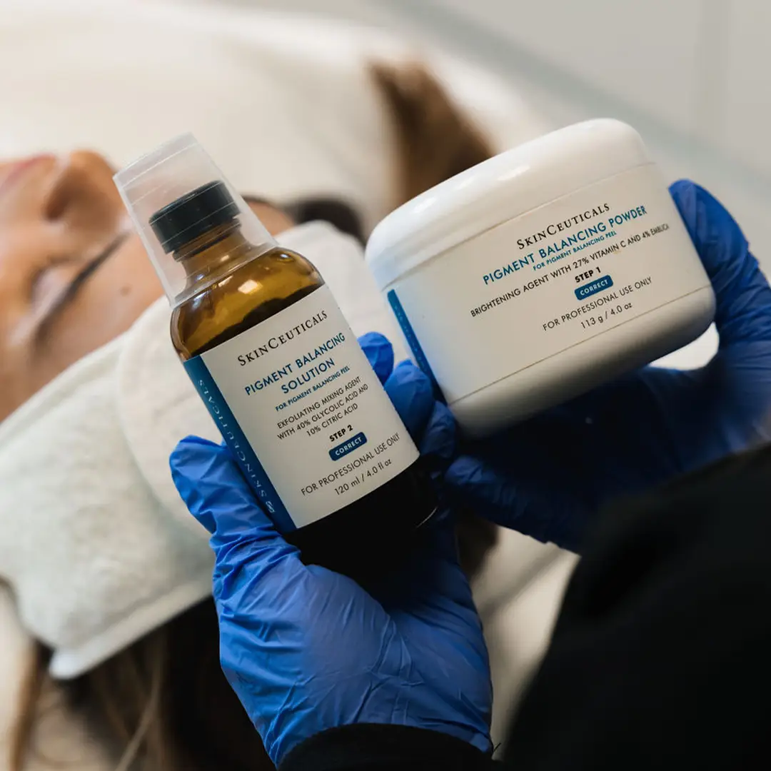 Hjúkrunarfræðingur hjá Húðfegrun undirbýr ávaxtasýrumeðferð með klínískum vörum frá SkinCeuticals. Húðfegrun notar eingöngu fagleg efni og nýjustu tækni í húðmeðferðum. Bókaðu meðferð í Reykjavík.