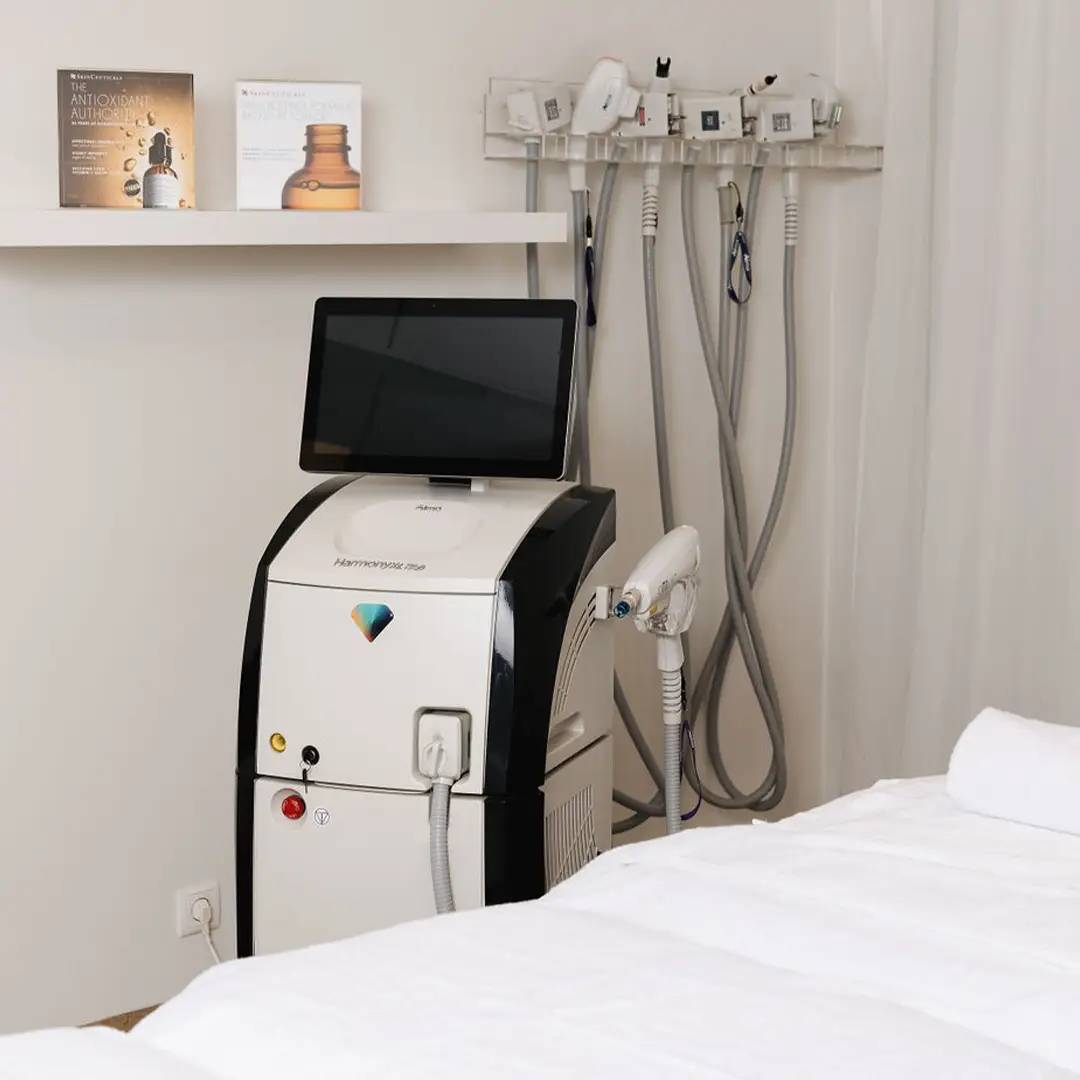 Mynd frá húðklíníku Húðfegrunar sýnir hreint, nútímalegt og faglegt umhverfi þar sem sprautumeðferðir eru framkvæmdar. Húðfegrun notar nýjustu tækni fyrir hámarksárangur. Bókaðu örugga meðferð.