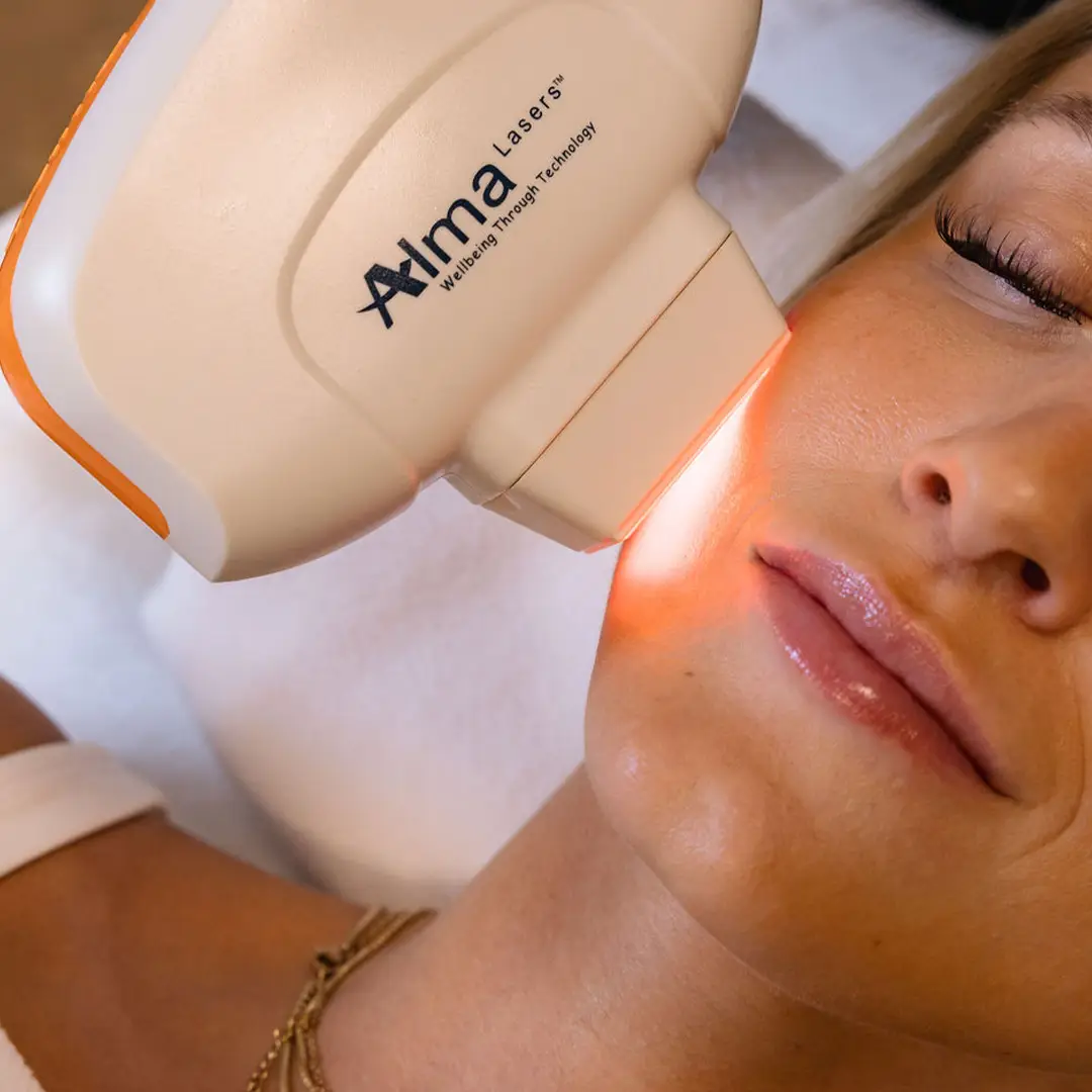 Nærmynd af konu sem fær Hollywood Glow lasermeðferð hjá Húðfegrun í Reykjavík. Nýjustu ljós- og laserorkutækni gefur húðinni tafarlausan ljóma og frísklegt yfirbragð. Bókaðu meðferð hjá faglærðum hjúkrunarfræðingum.