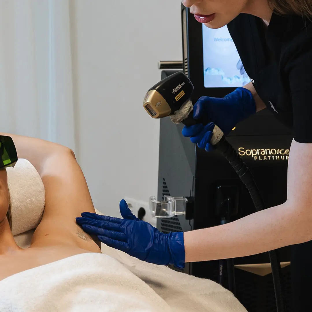 Hjúkrunarfræðingur hjá Húðfegrun framkvæmir laser háreyðingu í klínísku umhverfi í Reykjavík. Nýjustu tækni tryggir sársaukalausa og örugga meðferð. Gel borið á húðina áður en laser­meðferð hefst. Bókaðu faglega meðferð í dag.