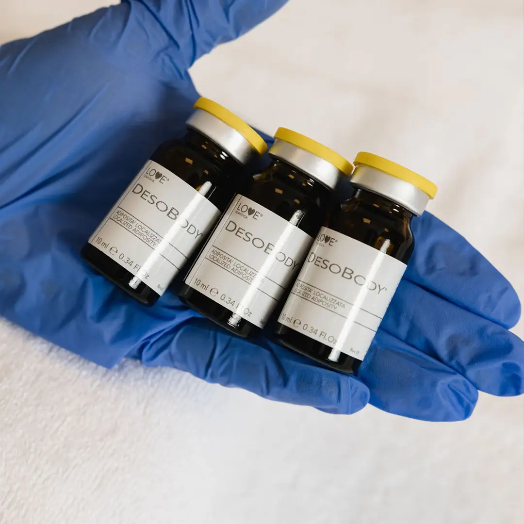 Hjúkrunarfræðingur hjá Húðfegrun sýnir fituleysandi efni sem notað er í sprautumeðferð til að eyða fitufrumum á öruggan hátt. Meðferð framkvæmd í klínísku umhverfi með nýjustu tækni. Bókaðu faglega meðferð í dag.