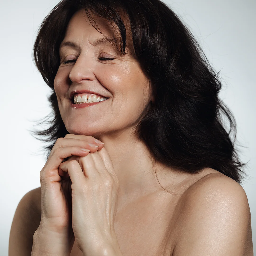 Hjúkrunarfræðingur framkvæmir lasermeðferð á andliti sem styrkir og þéttir húð og gefur henni augljósan ljóma. Nýjustu tækni og fagleg umönnun – bókaðu tíma í dag.