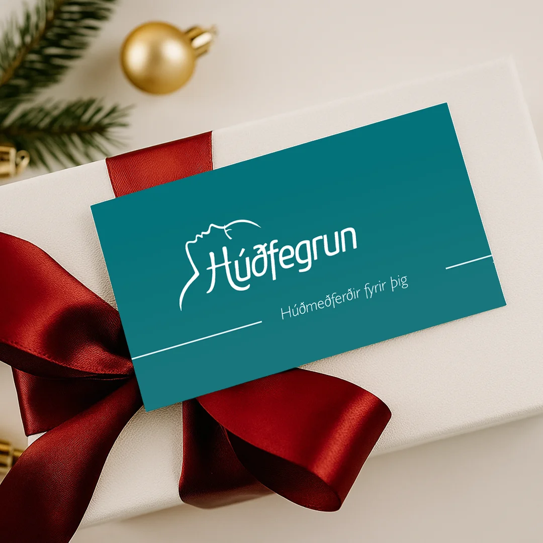 Nærmynd af Dermaclear meðferð sem hreinsar, nærir og gefur húðinni ljóma. Framkvæmt af hjúkrunarfræðingum í klínísku og afslöppuðu umhverfi. Bókaðu meðferð.