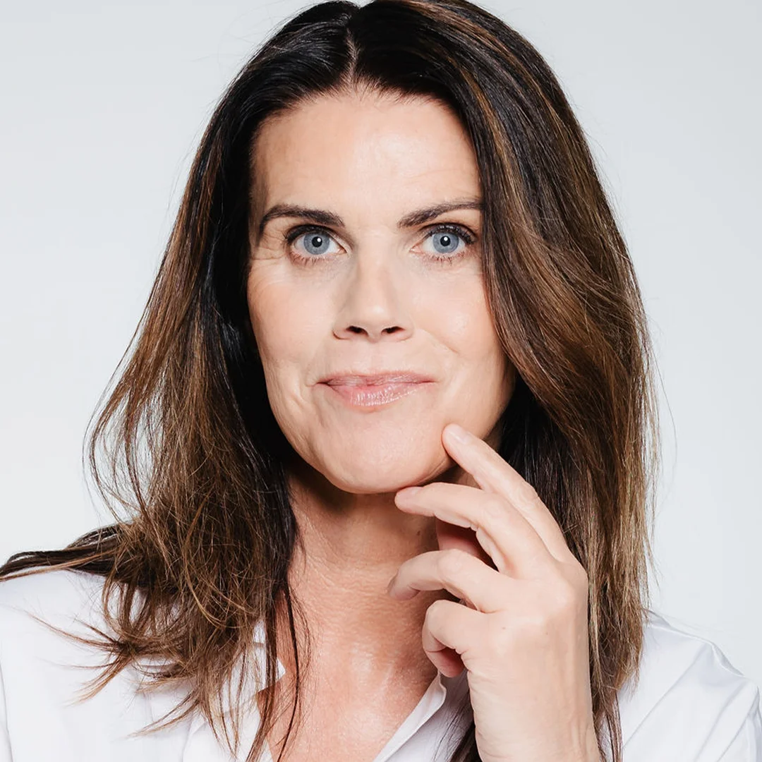 Hjúkrunarfræðingur framkvæmir ávaxtasýrumeðferð með SkinCeuticals sýru sem hreinsar og frískar upp húð. Öflug meðferð fyrir slétta og ljómandi húð. Bókaðu faglega meðferð.