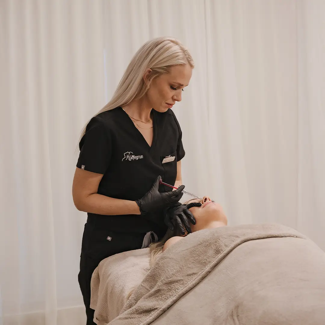 Hjúkrunarfræðingur sprautar náttúrulegu fylliefni til að endurheimta fyllingu, móta andlit og draga úr hrukkum á öruggan hátt.