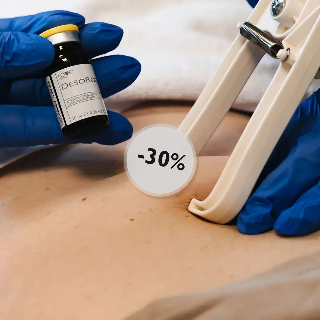 Nærmynd af Dermaclear meðferð sem hreinsar, nærir og gefur húðinni ljóma. Framkvæmt af hjúkrunarfræðingum í klínísku og afslöppuðu umhverfi. Bókaðu meðferð.