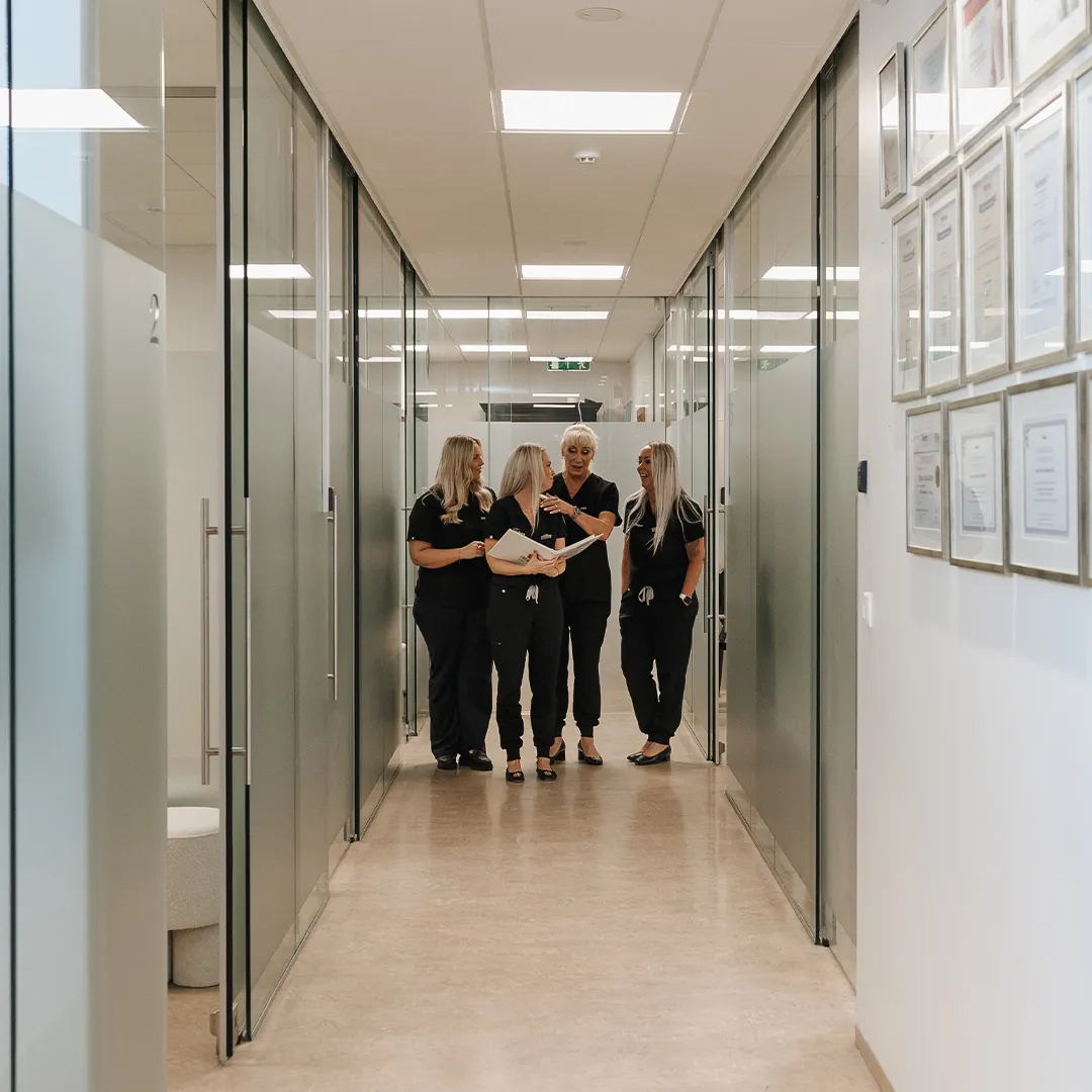 Sérfræðingar hjá Húðfegrun ganga saman á snyrtistofu í Reykjavík. Reynt teymi lækna og hjúkrunarfræðinga veitir faglega ráðgjöf og framkvæmir öruggar fagurfræðilegar meðferðir eins og Toxín til að minnka hrukkur og bæta húðútlit.