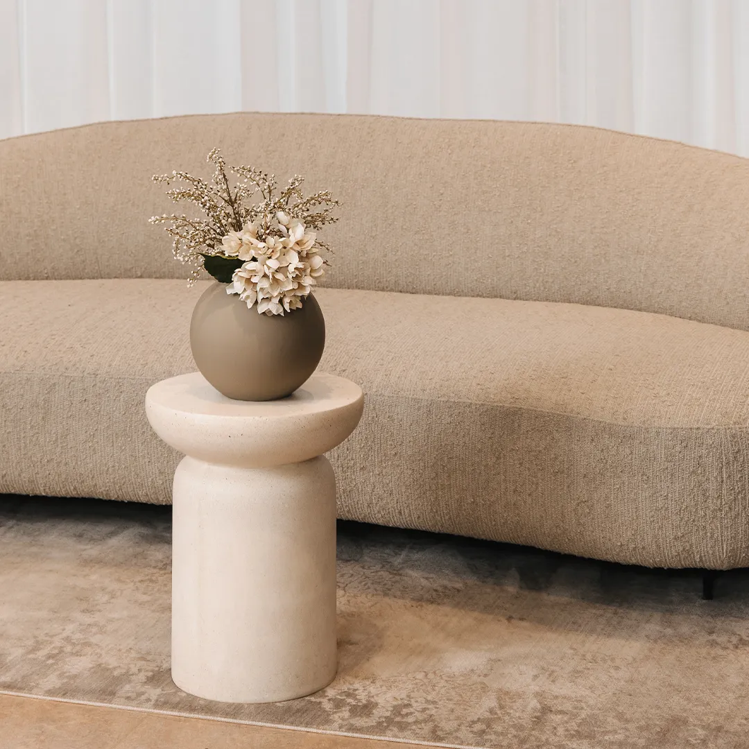 Stílhreint og rólegt móttökusvæði hjá Húðfegrun í Reykjavík þar sem viðskiptavinir bíða fyrir fagurfræðilegar meðferðir eins og Toxín. Þægilegt umhverfi og fagleg þjónusta tryggja örugga og afslappaða upplifun fyrir húðmeðferðir.