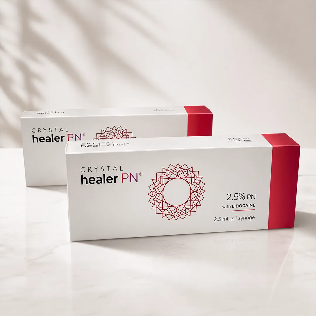Hjúkrunarfræðingur hjá Húðfegrun undirbýr ávaxtasýrumeðferð með klínískum vörum frá SkinCeuticals. Húðfegrun notar eingöngu fagleg efni og nýjustu tækni í húðmeðferðum. Bókaðu meðferð í Reykjavík.