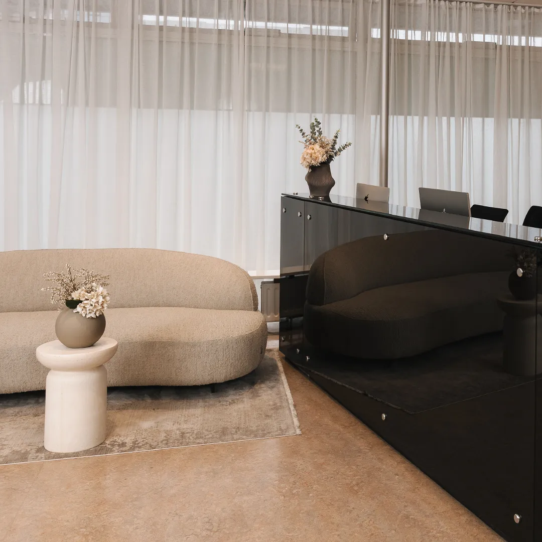 Nútímaleg og róandi móttaka Húðfegrunar í Reykjavík þar sem laxasæðimeðferð og aðrar húðmeðferðir eru framkvæmdar