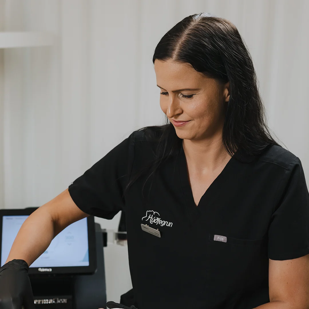 Sérfræðingur hjá Húðfegrun framkvæmir ráðgjöf fyrir fitueyðingarsprautur