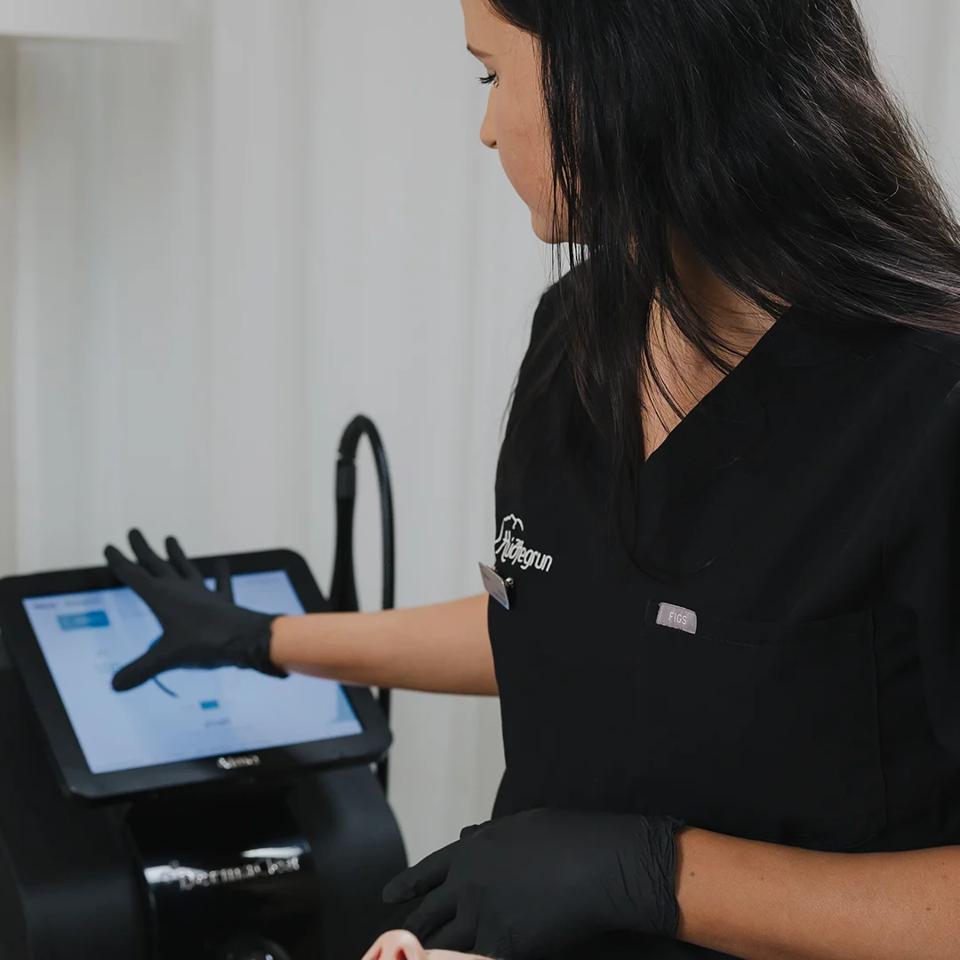Sérfræðingur hjá Húðfegrun undirbýr Fitueyðingu Ultrasound fyrir líkamsmótun og fitusöfnun