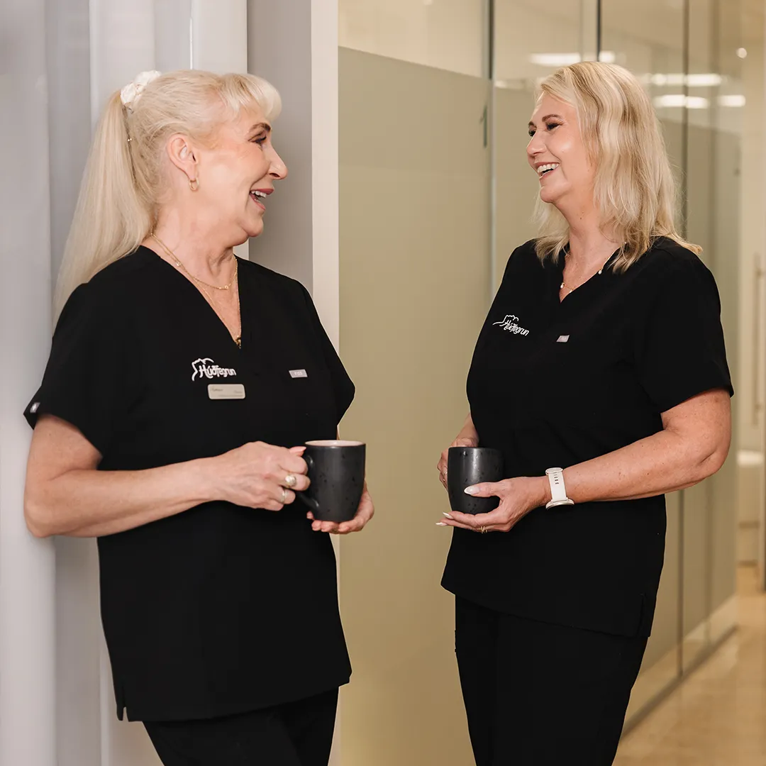 Sjúkraliði á Hudfegrun framkvæmir fitueyðandi ómskoðunarmeðferð (ultrasound fat reduction) á kvið skjólstæðings í björtum og nútímalegum aðstöðu stofunnar. Meðferðin notar nýjustu tækni til að brjóta niður fitu í fitufrumum, sem umbreytist í vatn og skiljast náttúrulega úr líkamanum. Skjólstæðingurinn liggur afslappaður á meðferðarbekk á meðan tækið er dregið markvisst yfir meðferðarsvæðið. Hudfegrun mælir með fjórum til sex meðferðum til að ná sem bestum og varanlegum árangri í líkamsmótun.