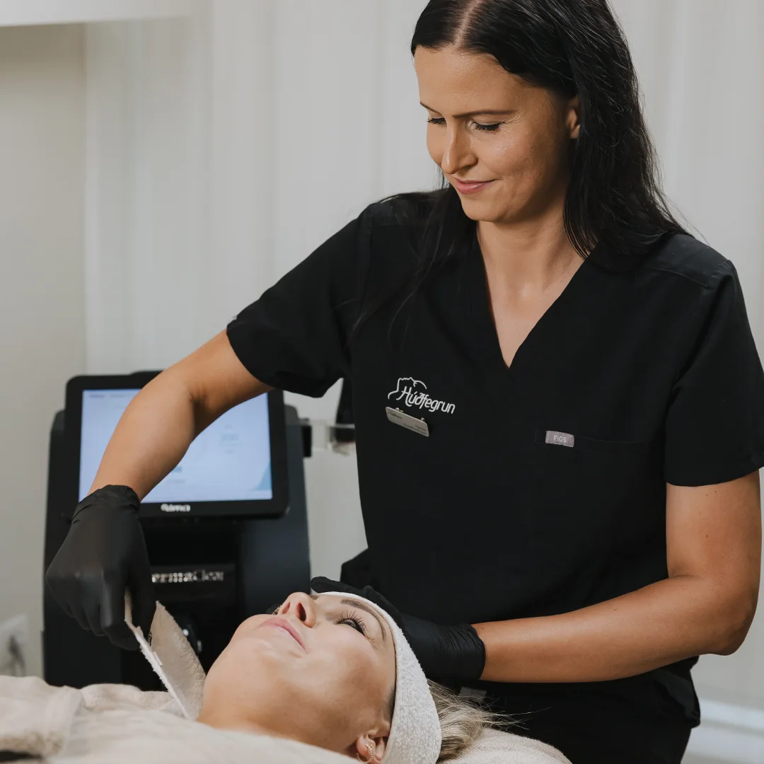 Dermapen microneedling meðferð framkvæmd hjá Húðfegrun í Reykjavík til að örva kollagenframleiðslu og endurnýjun húðarinnar.