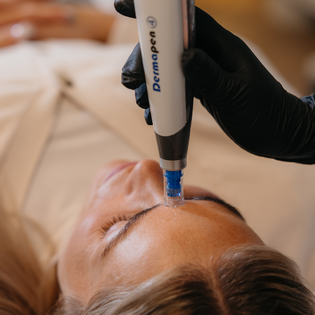 Faglegt starfsfólk Húðfegrunar í Reykjavík sem sérhæfir sig í Derma Booster meðferðum og persónulegri húðumhirðu fyrir ferskara útlit.