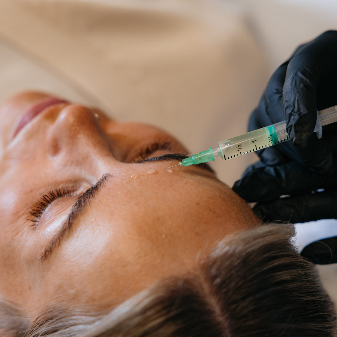 Mynd frá húðklíníku Húðfegrunar sýnir nýjustu tæknibúnaðinn sem notaður er við microneedling og lasermeðferðir. Nútímalegt og faglegt umhverfi þar sem notuð eru aðeins bestu tæki á markaðnum. Bókaðu faglega meðferð í dag.