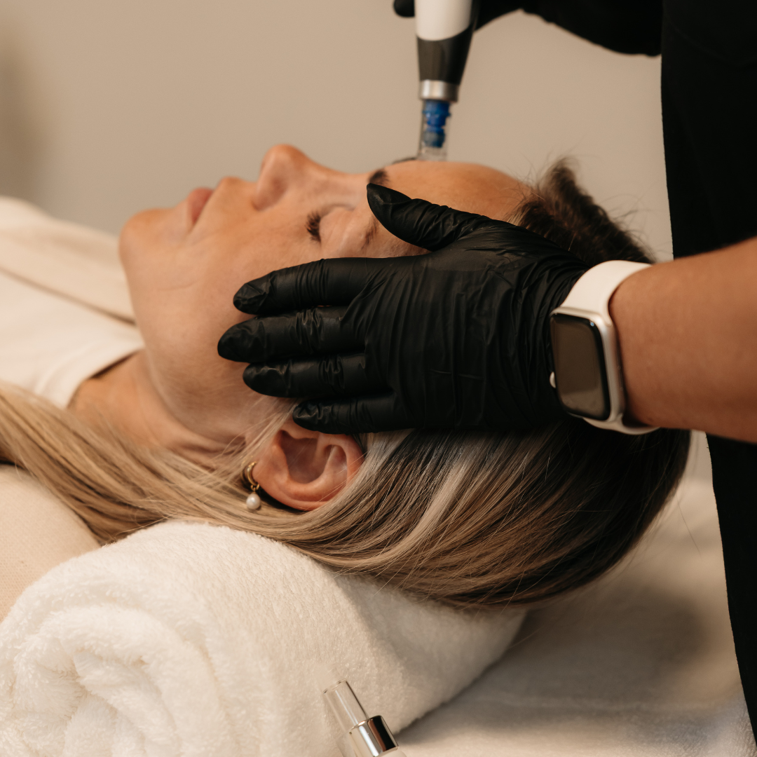 Undirbúningur fyrir Derma Booster húðmeðferð hjá Húðfegrun í Reykjavík í hreinu og faglegu meðferðarumhverfi.