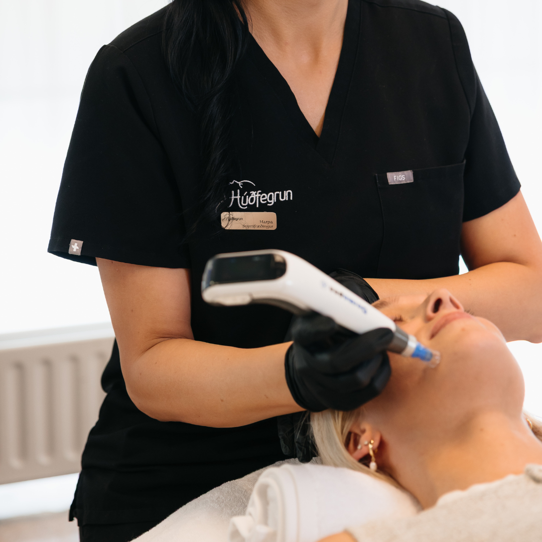 Dermapen microneedling meðferð framkvæmd hjá Húðfegrun í Reykjavík til að örva kollagenframleiðslu og endurnýjun húðarinnar.