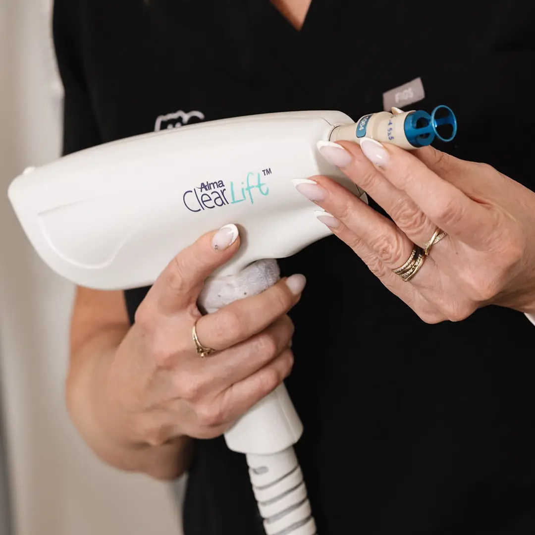 Hjúkrunarfræðingur framkvæmir augnlyftingu á húðklíníku Húðfegrunar í Reykjavík til að lyfta augnlokum og þétta húð á augnsvæði á náttúrulegan hátt.